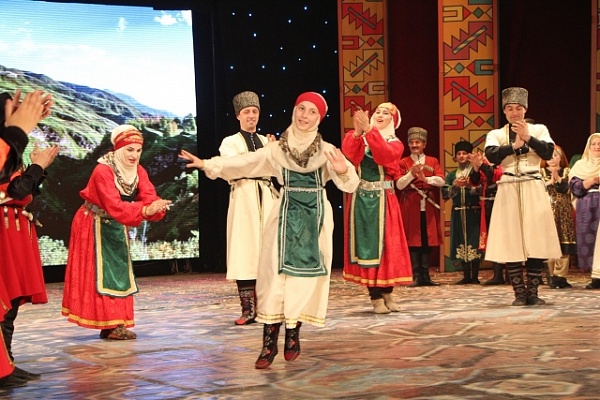 Гала-концертом «Традиция» торжественно открылся IV Международный фестиваль народного творчества  «Каспий – берега дружбы»