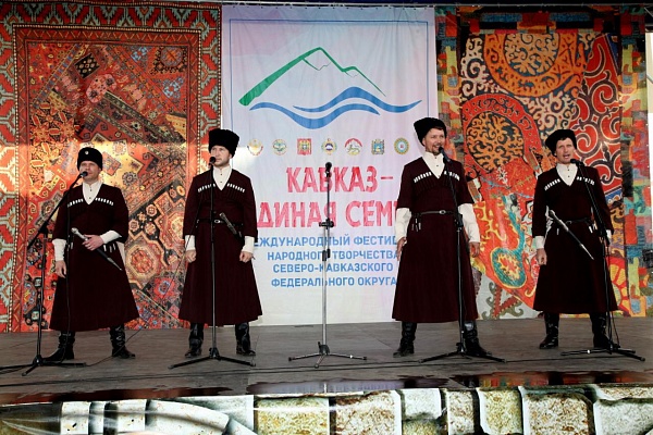 Сегодня на площадке Аварского музыкально-драматического театра им. Г. Цадасы в г. Махачкале.