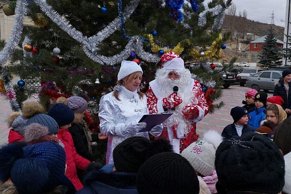 В поселке Шамилькала Унцукульского района прошли два районных мероприятия, посвященные наступающему Новому году. 