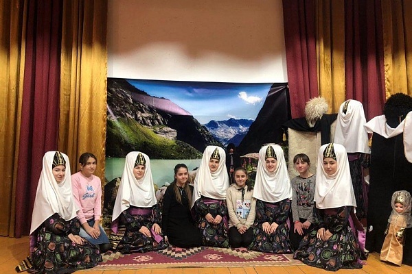 В рамках календаря культурных мероприятий культурно-досуговых учреждений муниципалитетов республики, 16 декабря в МКУ «Управление культуры» Ботлихского района прошёл мастер- класс по изготовлению андийской бурки.