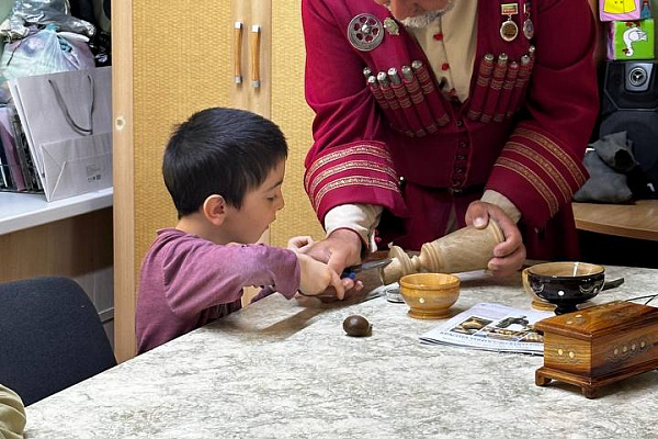 16 юных дагестанцев приняли участие в мастер-классе по унцукульской орнаментальной насечке