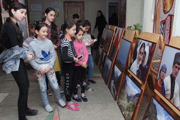 В Махачкале проходит выставка «Кавказ глазами северянина»