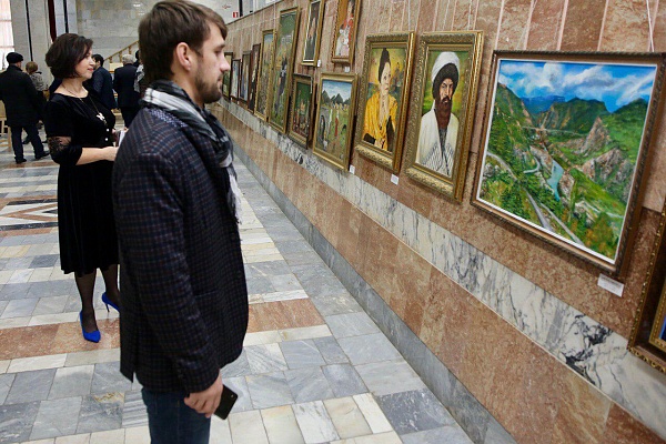 27 самодеятельных художников, 120 картин, месяцы кропотливой работы и вот сегодня состоялась самая большая фестиваль-выставка наивного изобразительного искусства «Мир талантов».