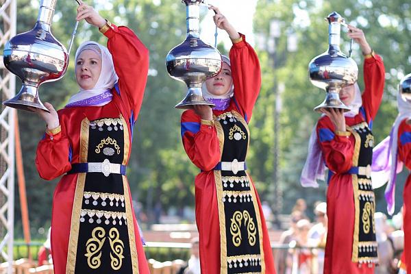 Праздничную программу, посвящённую Дню России, продолжил форум-фестиваль хореографического и фольклорного искусства