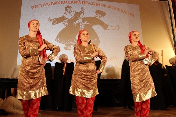 Сегодня в Акушинском районе в Центре культуры села Акуша прошел Республиканский праздник фольклора.