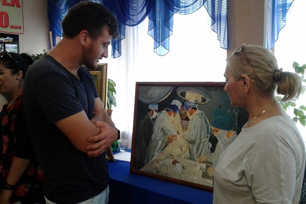 В Новолакском районном Центре культуры открылась передвижная выставка художников-любителей «Мир талантов»