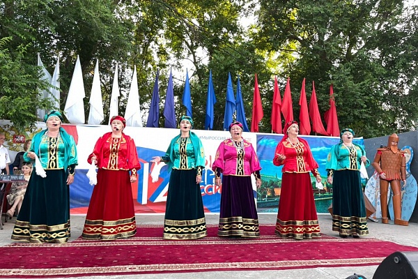 12 июня в культурно-досуговых учреждениях республики, центрах культуры муниципальных образований республики прошли праздничные мероприятия, посвященные Дню России