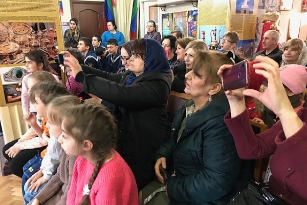 Творческие коллективы центра культуры города Махачкалы выступили с концертом в центре культуры г. Каспийска.