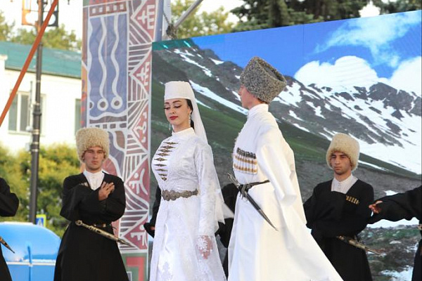 26 июня в рамках Межрегионального форума культурных традиций «Россия Расула» прошли праздничные мероприятия: концерт «Махачкала - перекресток культур», акция- концерт «Наш Расул», выставка «Аул мастеров».