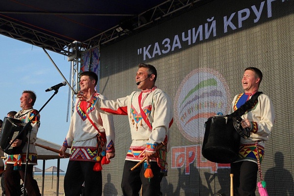 Концерт «Казачий круг» в рамках Межрегионального фестиваля казачьей культуры «Моя страна-мое раздолье» прошел в Дагестане