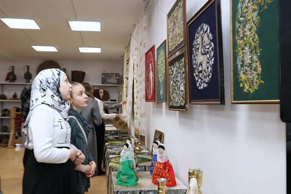 В Республиканском Доме народного творчества состоялось открытие выставки «Золотые узоры Кубачи».