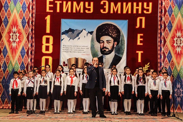 Сегодня в с.Касумкент прошел III Республиканский фестиваль народной песни «Кюринские зори», посвященный 180-летию со дня рождения лезгинского поэта Етим Эмина.