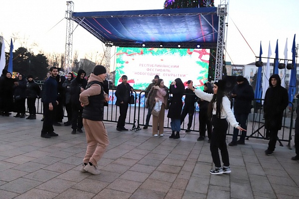 Программу Республиканского фестиваля «Новогодние открытки» 27 декабря продолжил Государственный ансамбль песни и танца «Дагестан»