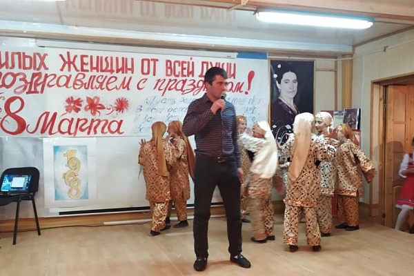 Фольклорные ансамбли «Бежта» и «Бежтинка» Детской Школы искусств с.Бежта и артисты центра традиционной культуры и сельских домов культуры выступили  с праздничной программой