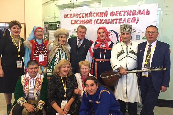 Республиканского Дома народного творчества директор Бутказмалярского сельского культурного центра, лауреат Премии Министерства культуры Республики Дагестан, потомственный ашуг Айдун Магомедов.