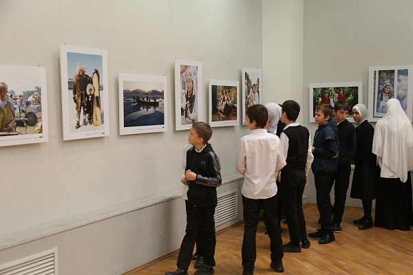 Последние дни работает всероссийская фотовыставка «Сила традиций: народы Российской Федерации», посвященная Году культурного наследия народов России.