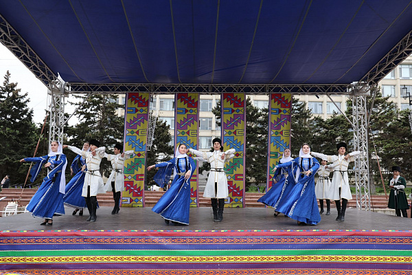 На центральной площади Махачкалы состоялся  концерт семейных и фольклорных групп Дагестана