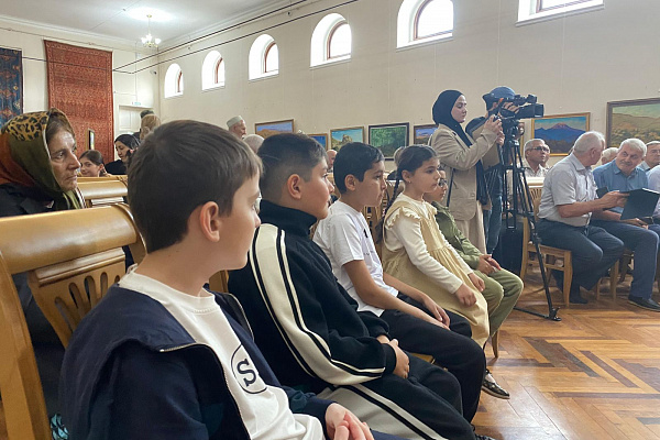В Буйнакском историко-краеведческом музее состоялось торжественное открытие персональной выставки Расула Абдулмеджидова «Дыхание гор»