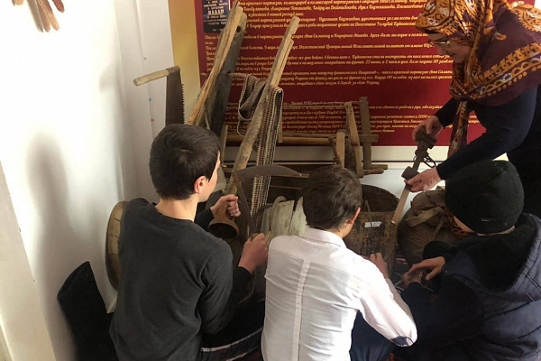 К Международному Дню музеев учащиеся 5 – х классов посетили Центр традиционной культуры народов России с.Кадар Буйнакского района