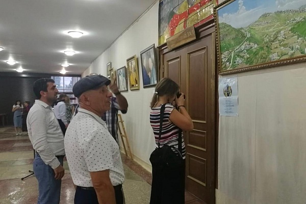 Передвижная выставка самодеятельных художников «Мир талантов» открылась в  городском Дворце культуры им. К. М. Алескерова  г. Избербаш. 