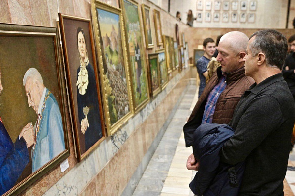 27 самодеятельных художников, 120 картин, месяцы кропотливой работы и вот сегодня состоялась самая большая фестиваль-выставка наивного изобразительного искусства «Мир талантов».