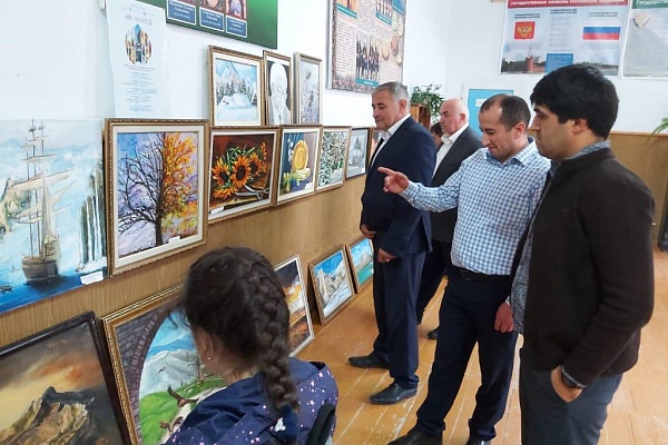 Передвижная выставка самодеятельных художников «Мир талантов» открылась в  Кайтагском районе.