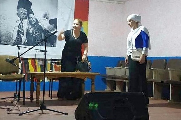 Народный театр Чародинского района в рамках театрального десанта «Театр на гастролях» выступил в с.Цадах Бабаюртовского района.