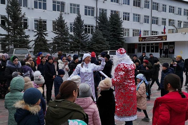 В поселке Шамилькала Унцукульского района прошли два районных мероприятия, посвященные наступающему Новому году. 