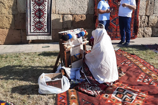22 июля в историческом центре Дербента состоялся Фестиваль ковра «Ковровый код Дагестана». Мероприятие прошло на пешеходной улице Керима Мамедбекова — в месте, где в старину располагался знаменитый городской ковровый рынок.