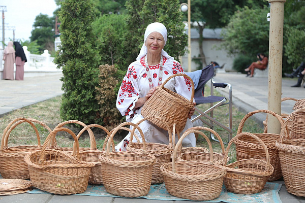 Программу XX Международного фестиваля фольклора и традиционной культуры «Горцы» продолжила выставка дагестанских мастеров «Дагестан мастеровой» и умельцев из регионов России с мастер-классами