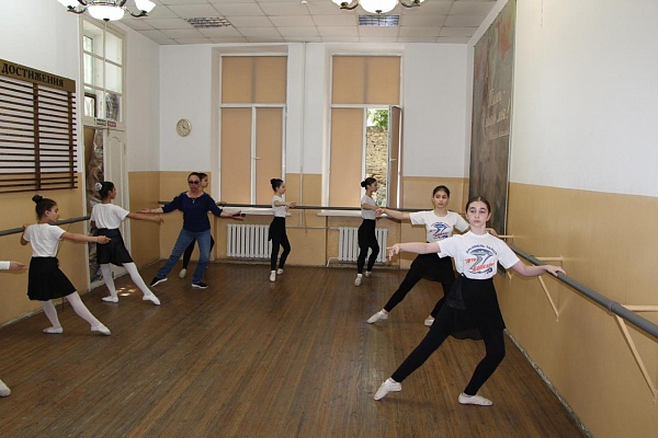 В Детской школе искусств №2 г. Махачкалы в рамках фестиваля народного танца «Горные вершины» прошёл мастер-класс по классическому и народно-сценическому танцам. 