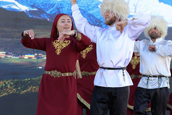 Праздничную программу, посвящённую Дню России, продолжил форум-фестиваль хореографического и фольклорного искусства