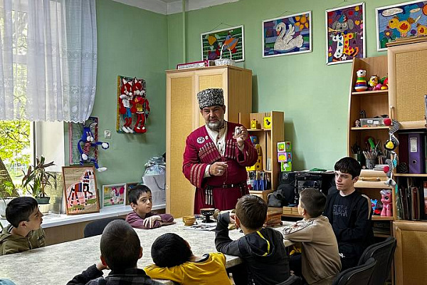 16 юных дагестанцев приняли участие в мастер-классе по унцукульской орнаментальной насечке
