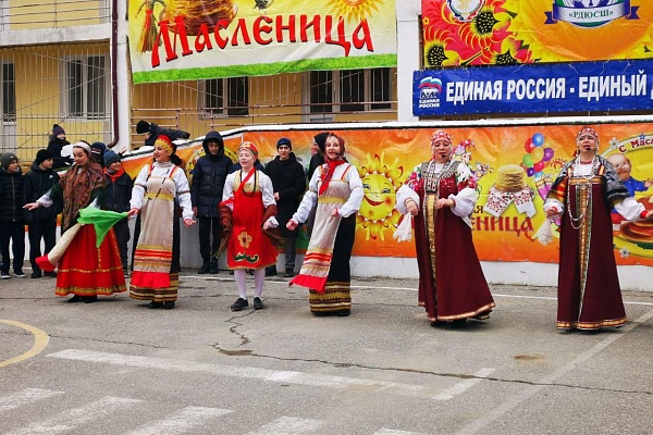 Народный хор русской песни «Волна» Республиканского дома народного творчества под руководством Маржаны Казакаевой принял участие в мероприятии, посвящённом празднованию Масленицы