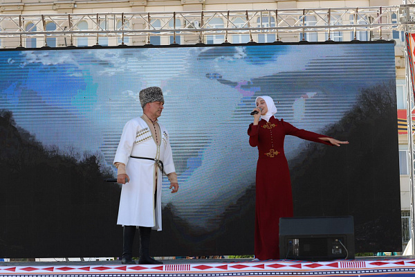 На центральной площади Махачкалы состоялся торжественный гала-концерт в рамках Форума-фестиваля патриотических программ «За Родину!»