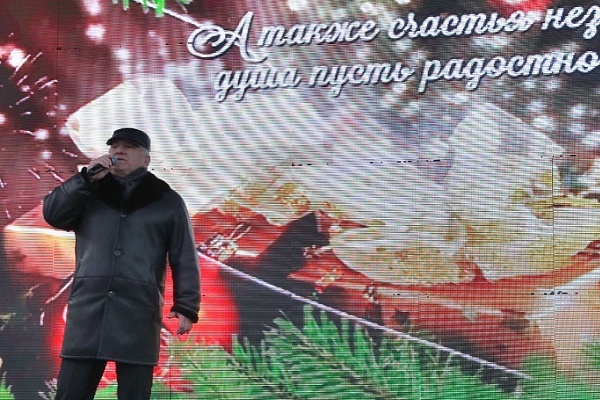 Дорогие друзья, с Новым годом Вас! Пусть этот год принесет удачу и  благополучие. Крепкого вам здоровья, мира и улыбок