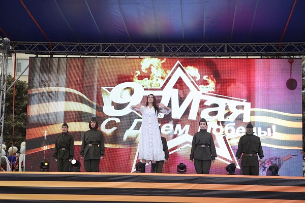 9 мая, в День Победы, в столице республике на площади им.Ленина прошел Республиканский фестиваль народной культуры «Традиции отцов»