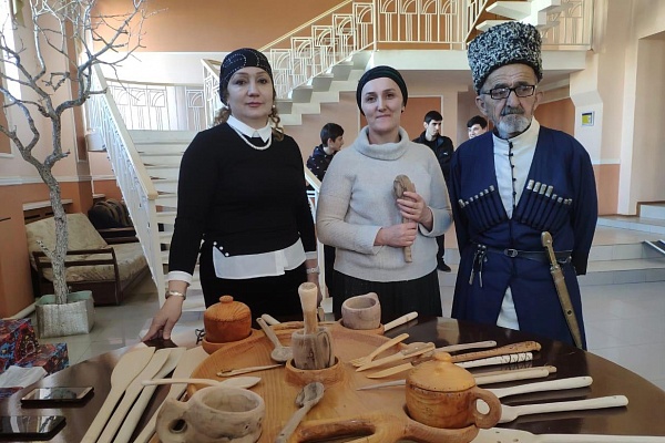 19 февраля во Дворце культуры «Спартак» г. Хасавюрта прошёл мастер-класс резьбы по дереву.