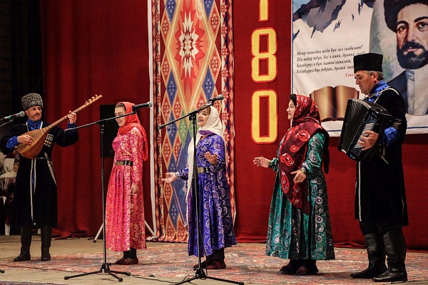Сегодня в с.Касумкент прошел III Республиканский фестиваль народной песни «Кюринские зори», посвященный 180-летию со дня рождения лезгинского поэта Етим Эмина.