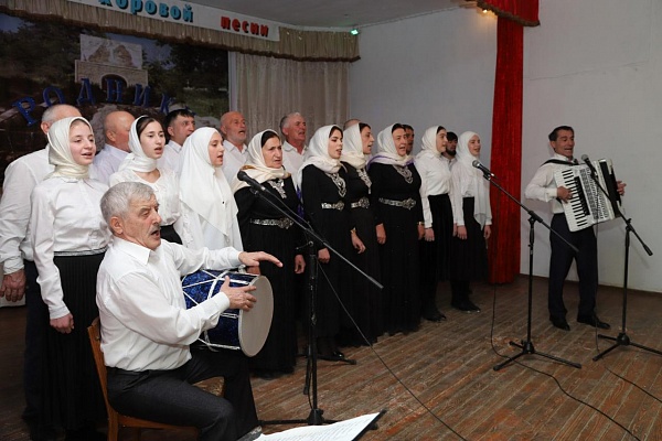 24 февраля в с.Мекеги Левашинского района в рамках Года культурного наследия в России состоялся Районный смотр-конкурс хоровых коллективов «Родники»