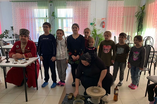 Накануне, 17 ноября, сотрудники РДНТ Магомедали Магомедалиев и Земфира Мусаева провели мастер-классы по унцукульской орнаментальной насечке металлом по дереву и балхарской керамике в Республиканском реабилитационном центре «Надежда».