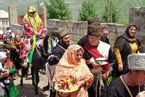 11 июня  в с. Кая Кулинского района в рамках фестиваля «Традиционная культура малочисленных народов Северного Кавказа, России» работники  клубных учреждений провели свадебный обрядовый праздник