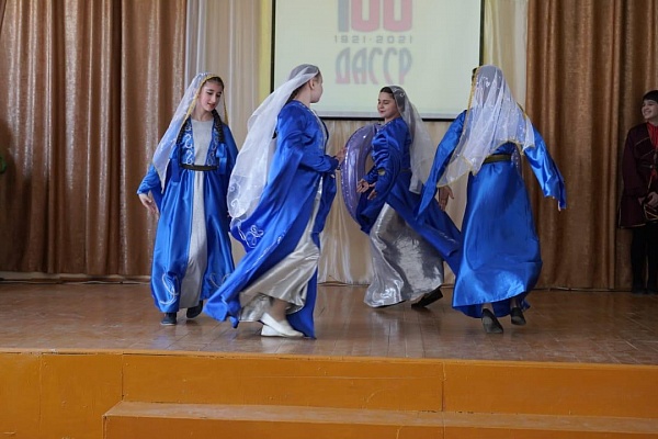 В городе Буйнакске прошёл фестиваль фольклора и традиционной культуры «Песни и танцы моего народа»