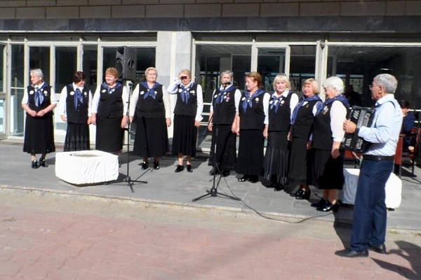 В начале ноября в городе Сочи вокальная группа «Вдохновение» Центра досуга ветеранов войны и труда г. Кизляра под руководством Валентины Старчак приняла участие в XIII Международном фестивале-конкурсе «Искусство объединяет мир». 