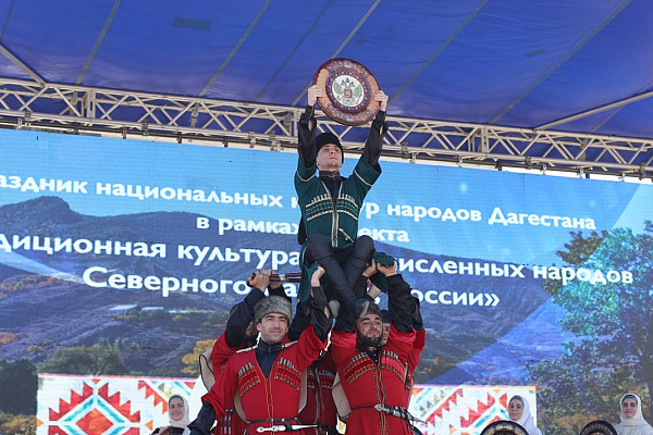 В День России на центральной площади Махачкалы состоялся Праздник национальных культур народов Дагестана