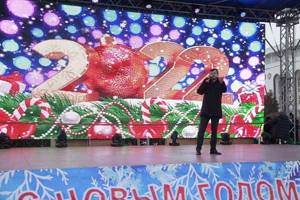 Дорогие друзья, с Новым годом Вас! Пусть этот год принесет удачу и  благополучие. Крепкого вам здоровья, мира и улыбок
