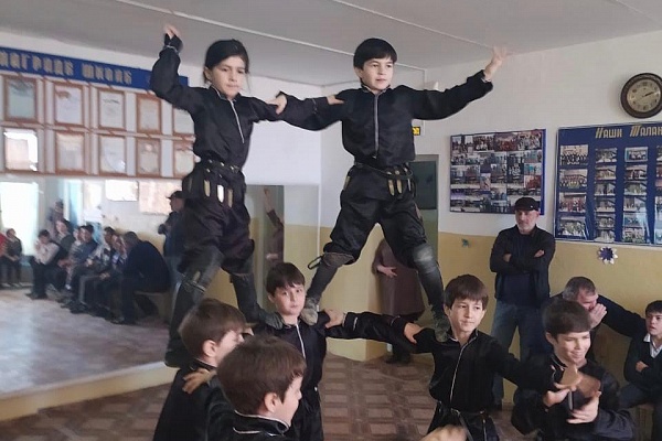 В рамках проекта «Творческий десант» Образцовый детский хореографический ансамбль «Сари-Хум» выступил в Центре традиционной культуры с.Кормаскала и в школе искусств с.Учкент. 