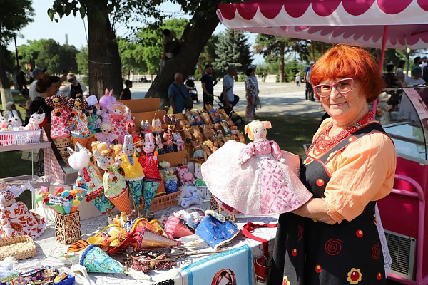 На центральной площади Махачкалы состоялся торжественный гала-концерт в рамках Форума-фестиваля патриотических программ «За Родину!»