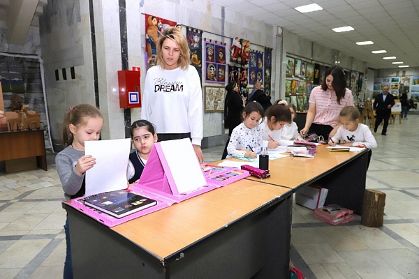 Выставка детского художественного творчества и арт-площадка «Рисуют дети»