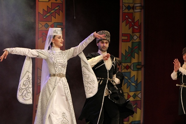 Гала-концертом «Традиция» торжественно открылся IV Международный фестиваль народного творчества  «Каспий – берега дружбы»